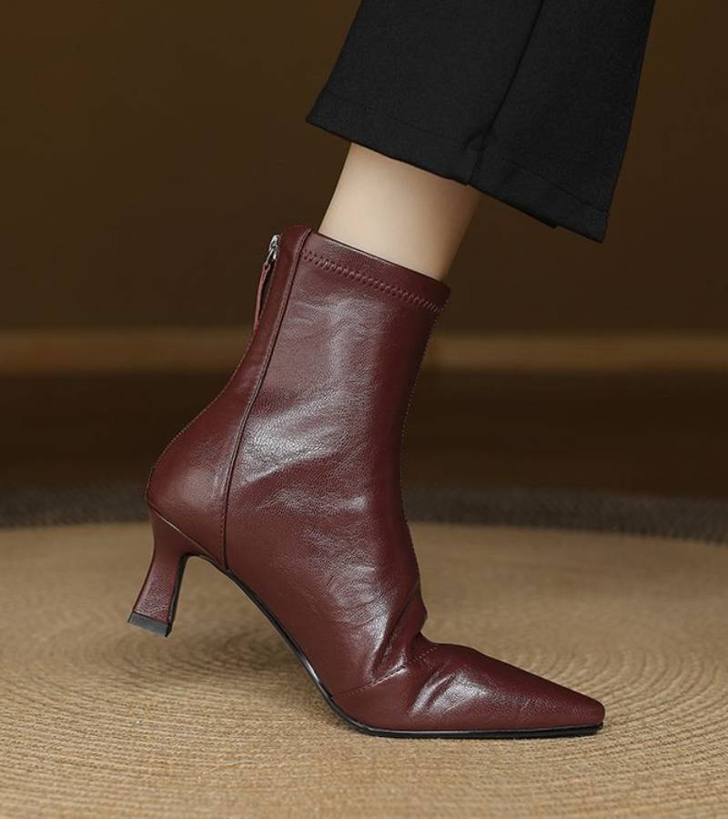 Women's Leather Heeled Court Shoes – Elegant Timeless Finish
