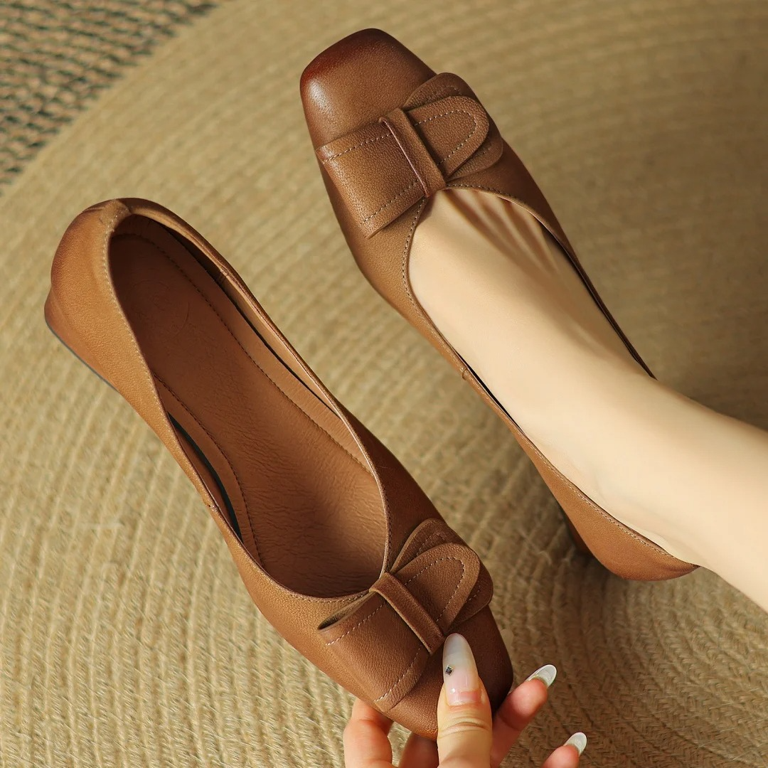 Women's Heeled Leather Court Shoes – Flexible Square Toe Finish